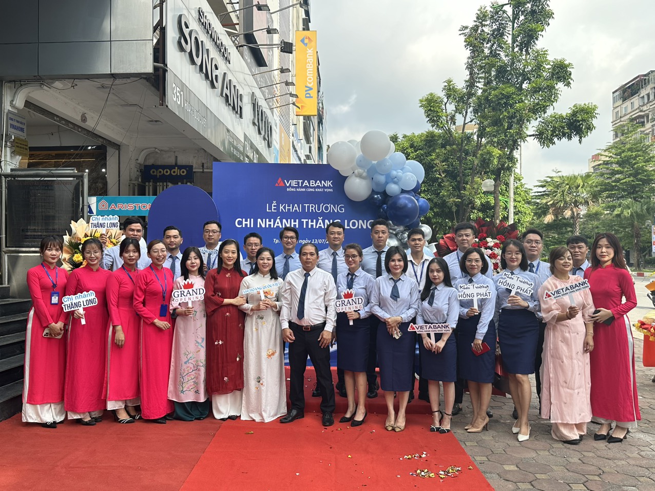 TƯNG BỪNG KHAI TRƯƠNG TRỤ SỞ MỚI VIETABANK TÂN SƠN NHẤT VÀ VIETABANK THĂNG LONG 