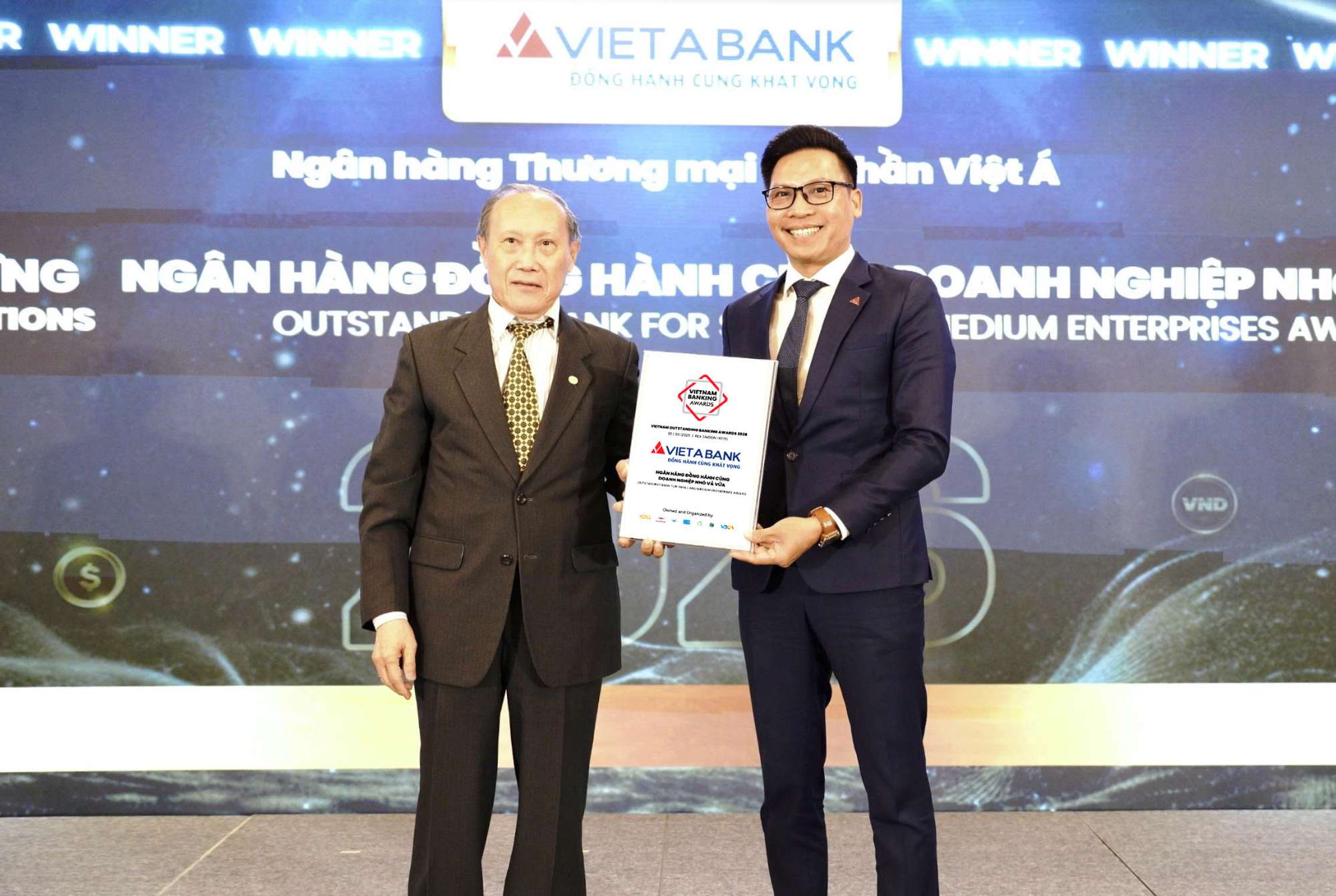 VIETABANK lần thứ 2 liên tiếp nhận giải thưởng “Ngân hàng đồng hành cùng doanh nghiệp nhỏ và vừa”