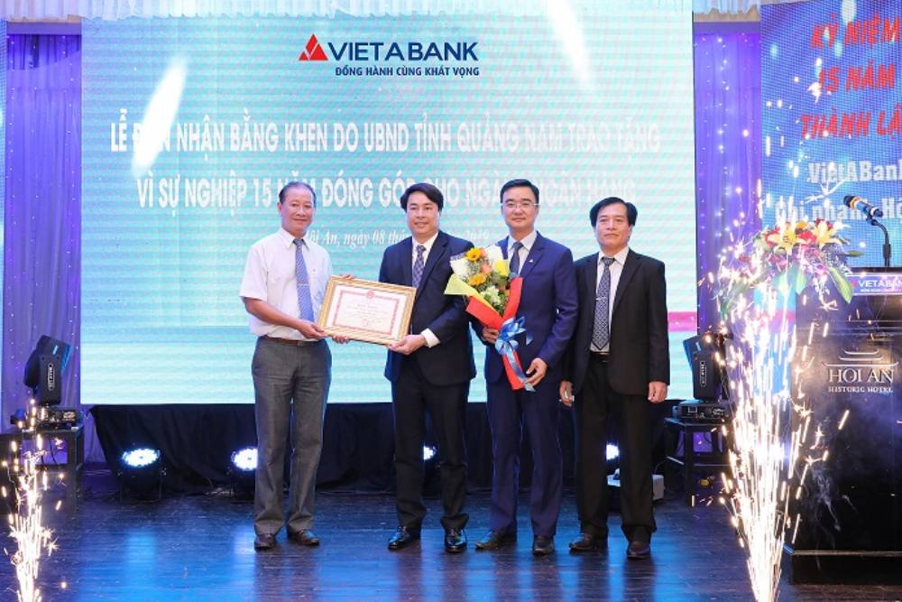 VIETABANK VINH DỰ NHẬN BẰNG KHEN CỦA UBND TỈNH QUẢNG NAM