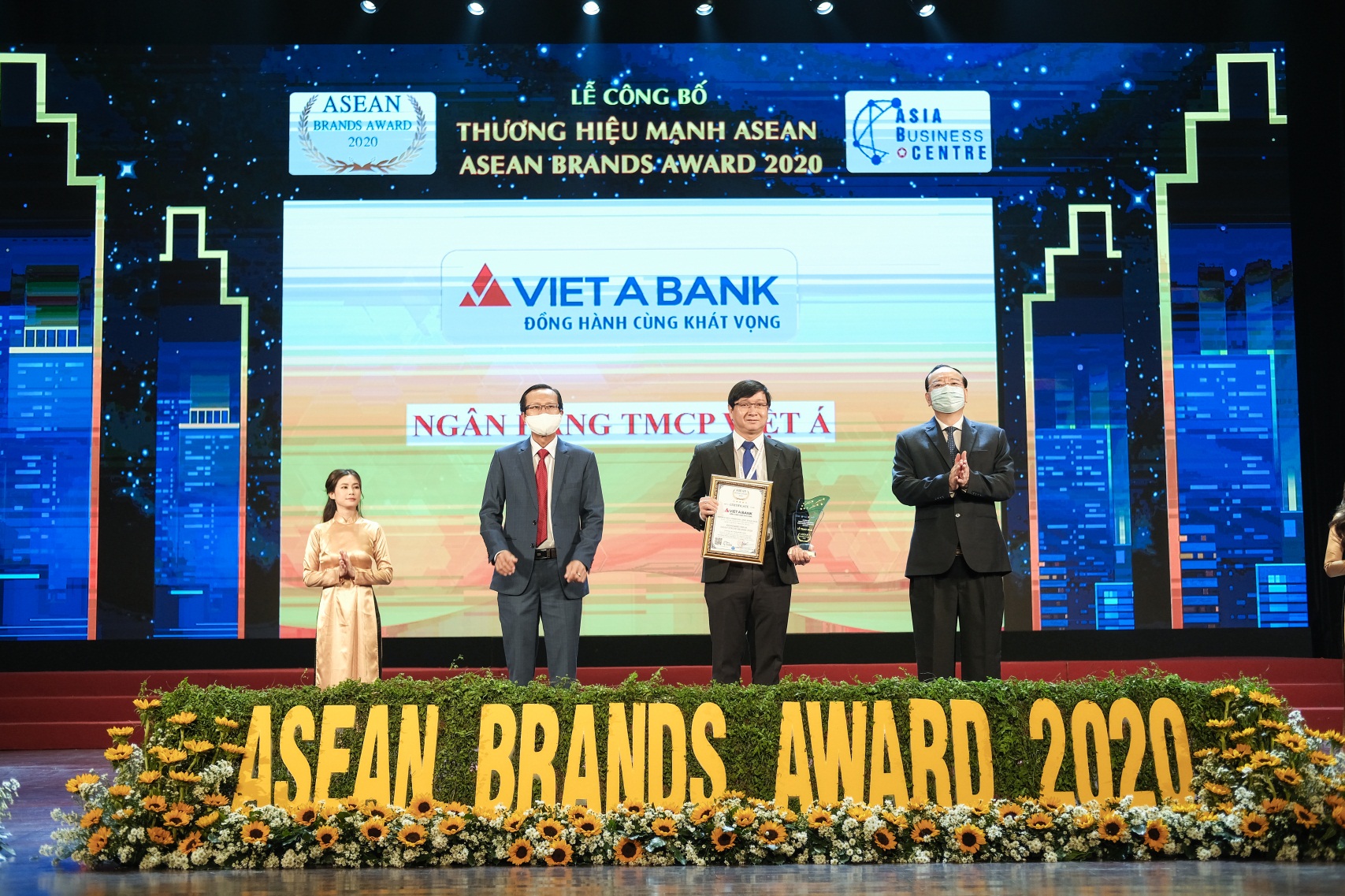 VietABank bổ sung nhân sự và nhận giải thưởng Thương hiệu mạnh ASEAN