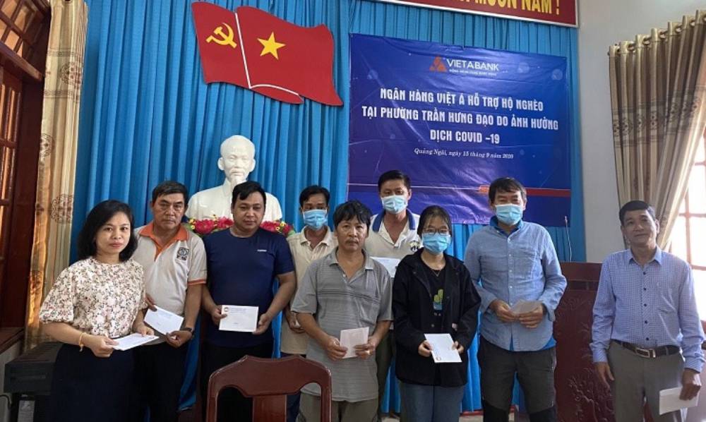 VietABank Quang Ngai joins hands with the poor to overcome Covid-19 aftermaths